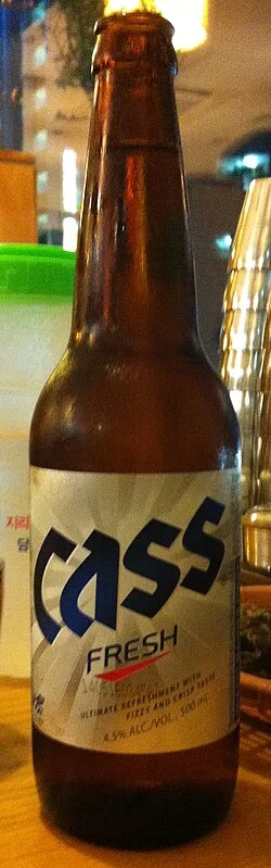 카스 프레시 라벨이 붙은 갈색 병