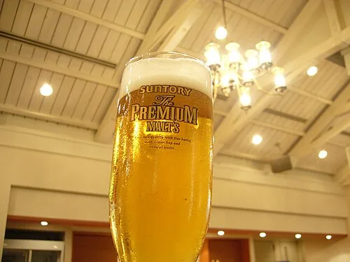 더 프리미엄 몰츠 로고가 있는 전용 잔의 맥주